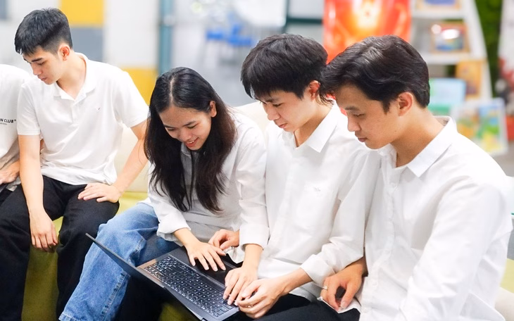 Thí sinh - phụ huynh tìm ngành học 'không lỗi thời', tránh bị AI thay thế - Ảnh 4.
