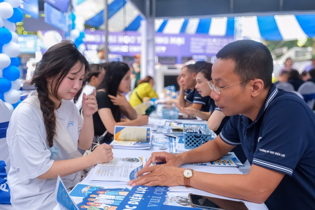 Một nữ sinh hứng thú với các ngành tài chính, ngân hàng, kế toán, kiểm toán, marketing, thương mại điện tử tại Trường đại học Điện lực - Ảnh: HÀ QUÂN