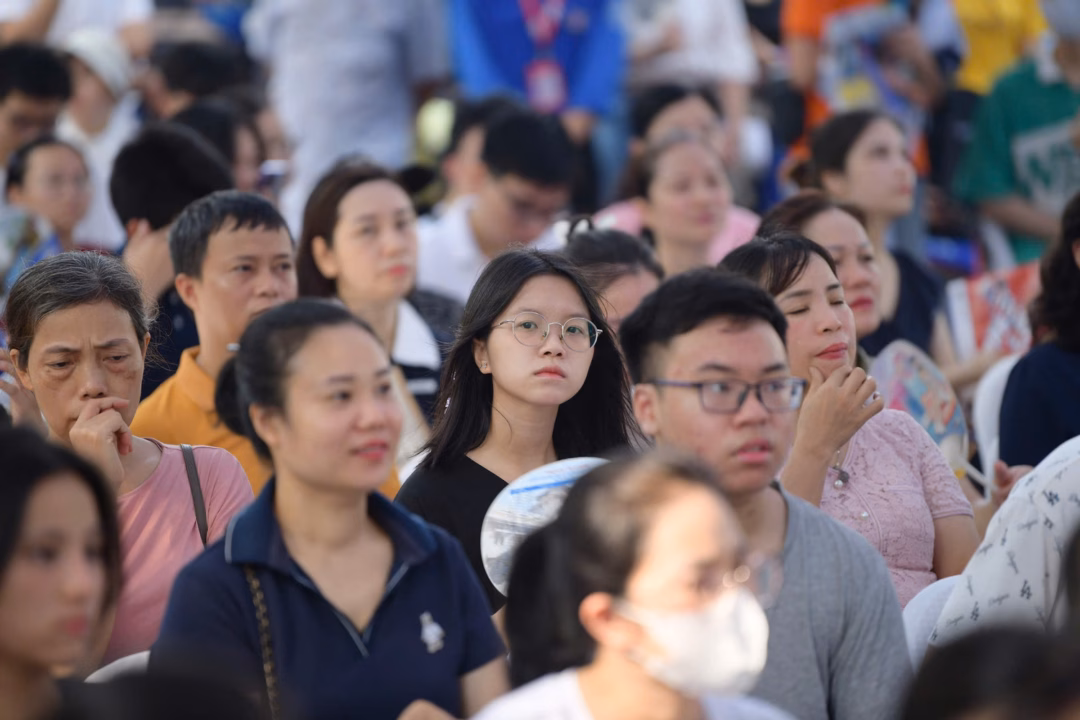 Điểm chuẩn một số ngành tài chính có thể giảm 3-4 điểm, cơ hội trúng tuyển tăng Thí sinh và phụ huynh dự Ngày hội lựa chọn nguyện vọng xét tuyển 2025 tại Đại học Bách khoa Hà Nội - sáng 19/7. Ảnh: Nam Trần.