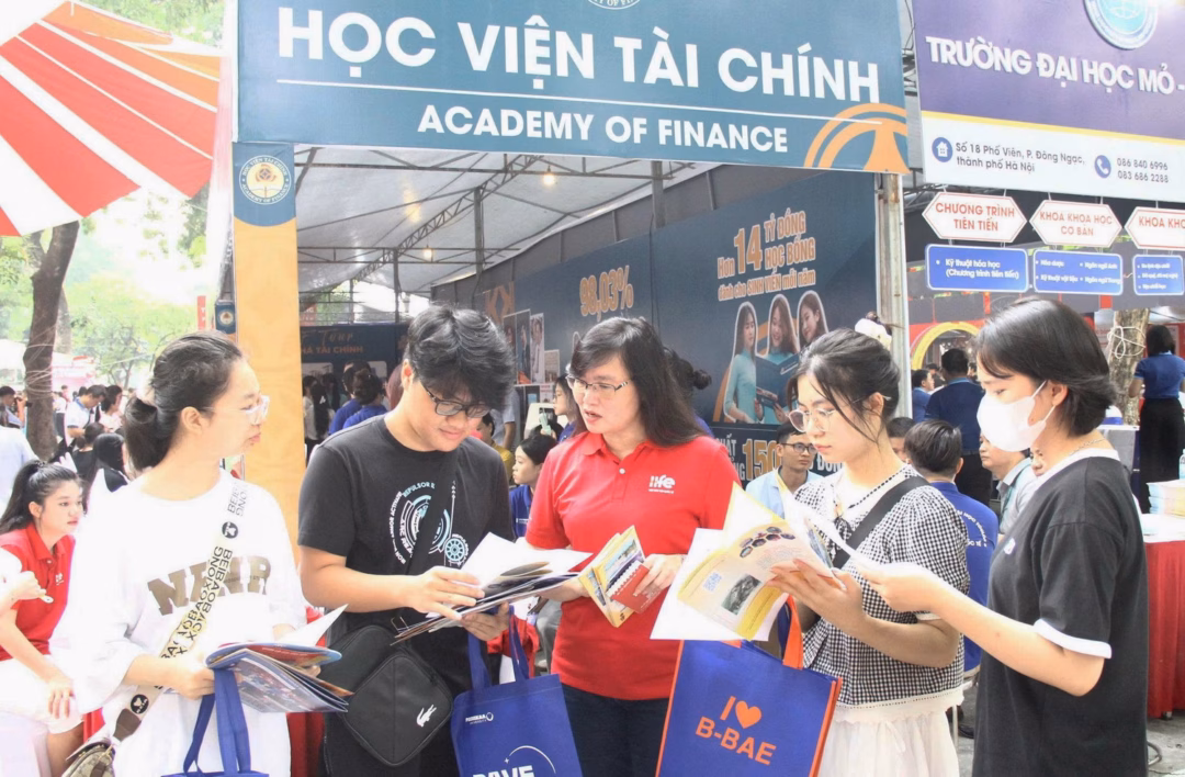 Điểm chuẩn một số ngành tài chính có thể giảm 3-4 điểm, cơ hội trúng tuyển tăng TS Trịnh Thanh Huyền giải đáp băn khoăn của thí sinh.