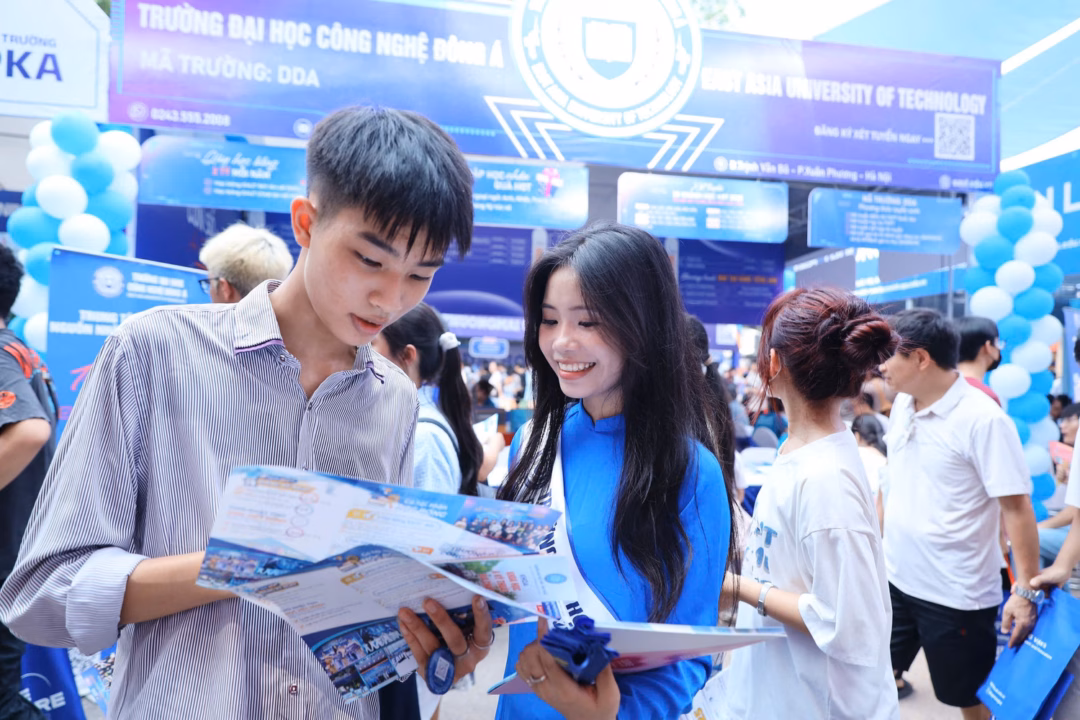 Điểm chuẩn một số ngành tài chính có thể giảm 3-4 điểm, cơ hội trúng tuyển tăng Thí sinh tham dự Ngày hội lựa chọn nguyện vọng xét tuyển 2025.
