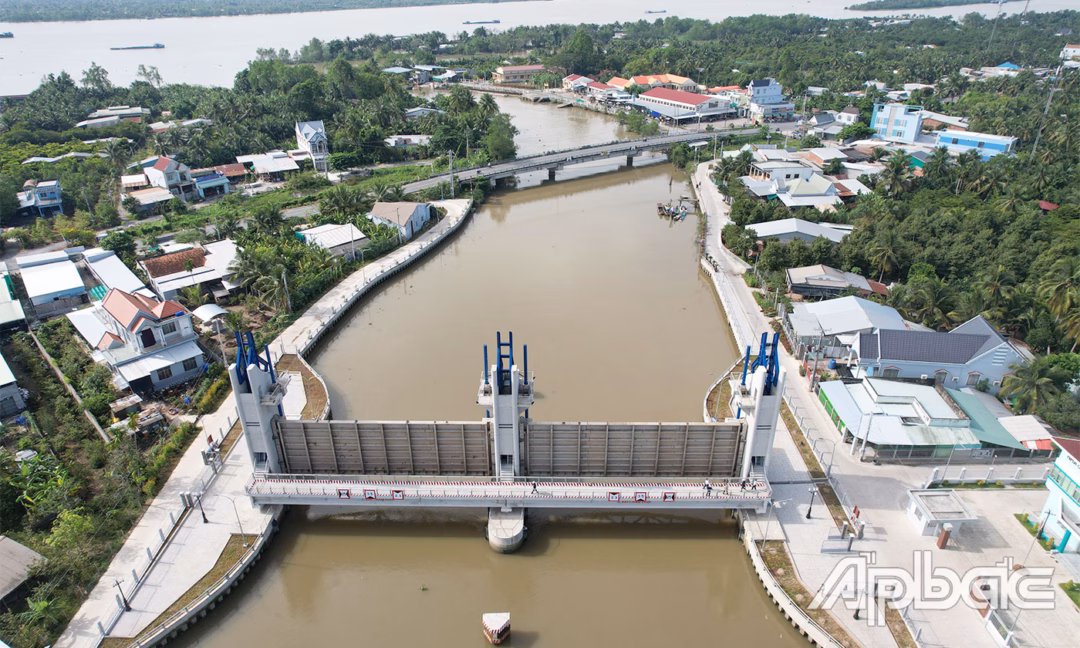 Đồng Tháp: Đầu tư hệ thống thủy lợi để thích ứng với biến đổi khí hậu Dự án Đầu tư xây dựng hệ thống cống ngăn mặn tại đầu các kinh, rạch ra sông Tiền trên đường tỉnh 864 giai đoạn 1 phát huy hiệu quả sau khi đưa vào sử dụng.