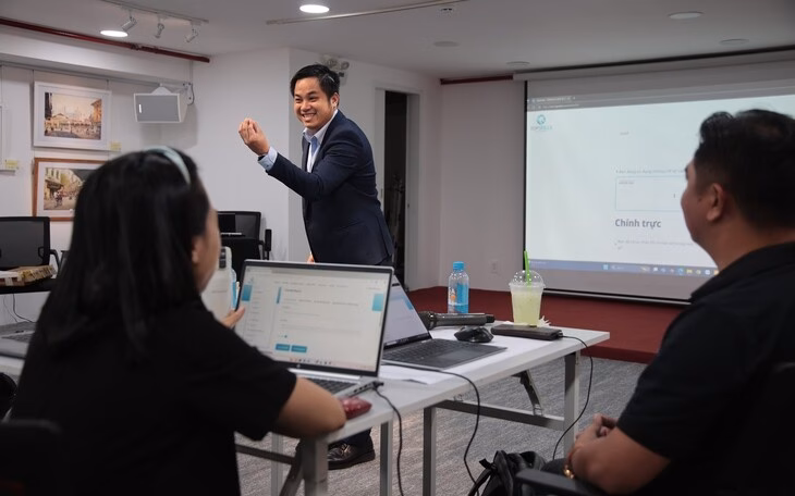 Giải Pháp Quản Trị SMEs Bằng AI: Giảm Chi Phí Và Tăng Hiệu Suất Nhân Sự Ông Lê Thanh Lâm – CEO và đồng sáng lập Công ty Cổ phần TOPSKILLS hướng đến hiệu quả thực tế trong quản lý nhân sự