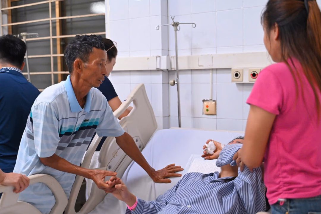 Hai người sống sót trong vụ lật tàu ở vịnh Hạ Long: ‘Cảm giác hoảng loạn và bất an’ Người nhà nạn nhân nhận được tin cũng đã đến bệnh viện chăm sóc. Ảnh: TPO