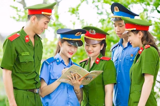 Học sinh đỗ lớp 10 chuyên tiếng Nga bị hủy tuyển vì lỗi xét tuyển Bộ Công an công bố điểm sàn tuyển sinh trình độ đại học, trung cấp