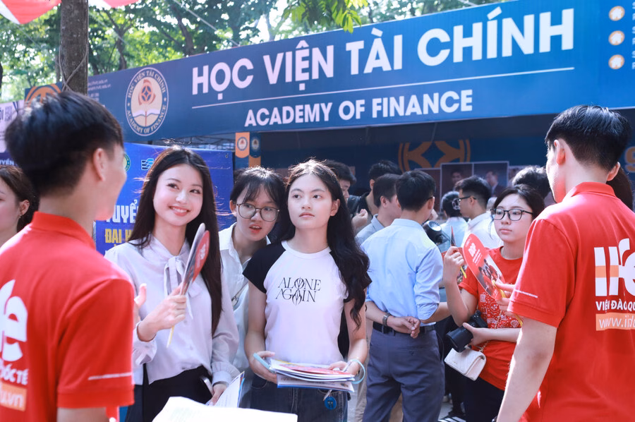 Học viện Tài chính đổi phương thức tuyển sinh, bỏ thi đánh giá năng lực NGƯT. PGS.TS Nguyễn Đào Tùng giải đáp thắc mắc cho phụ huynh, thí sinh tại Ngày hội tư vấn xét tuyển năm 2025 tại Hà Nội. Ảnh: Đình Tuệ.