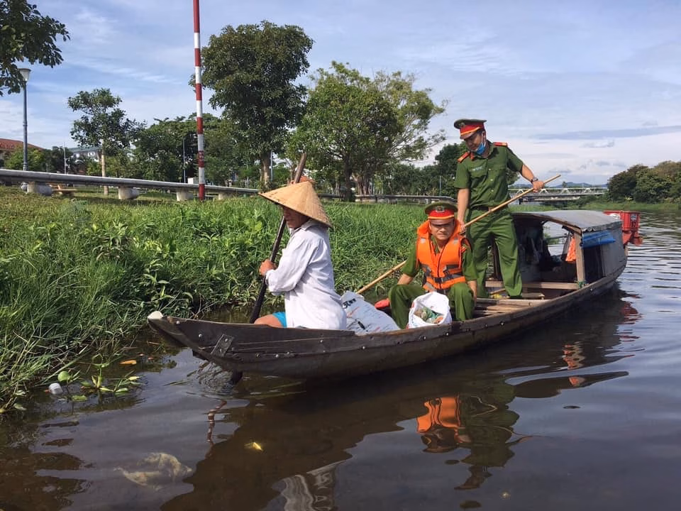 Huế: Nâng tầm phong trào Ngày Chủ nhật xanh để xây dựng thành phố xanh Tuổi trẻ Công an thành phố Huế nhiệt tình tham gia phong trào "Chủ nhật xanh" suốt 6 năm qua, góp phần tạo dựng môi trường "Xanh - Sạch - Sáng" cho Huế. Ảnh: Thành Đoàn