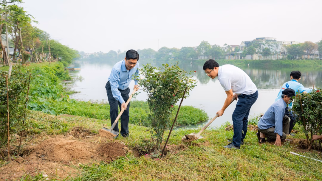 Huế: Nâng tầm phong trào Ngày Chủ nhật xanh để xây dựng thành phố xanh Phó Chủ tịch UBND thành phố Huế Nguyễn Chí Tài (bên trái) trồng cây trong một dịp tham gia "Ngày Chủ nhật xanh". Ảnh: Thành Huế