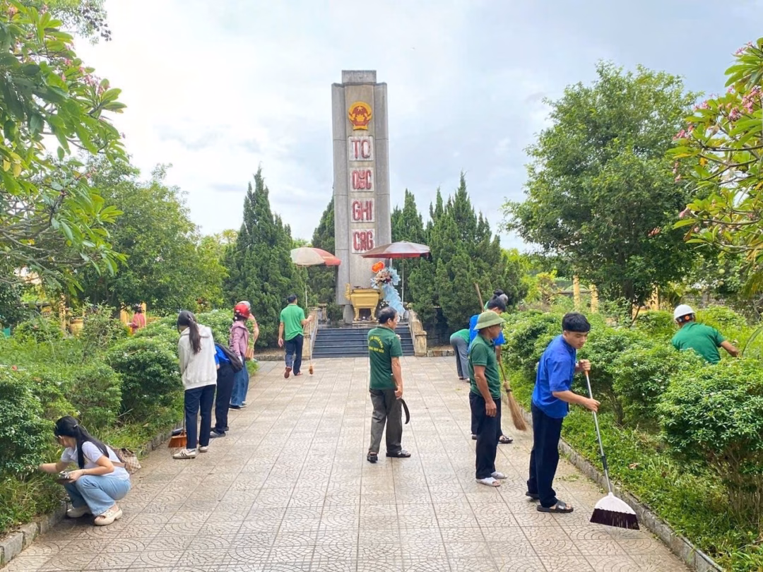 Huế: Nâng tầm phong trào Ngày Chủ nhật xanh để xây dựng thành phố xanh Tuổi trẻ thành phố Huế dọn vệ sinh bờ biển Thuận An trong một "Chủ nhật xanh" tháng 4-2025, kỷ niệm 40 năm Ngày Giải phóng hoàn toàn miền Nam, thống nhất đất nước. Ảnh: Thành Huế