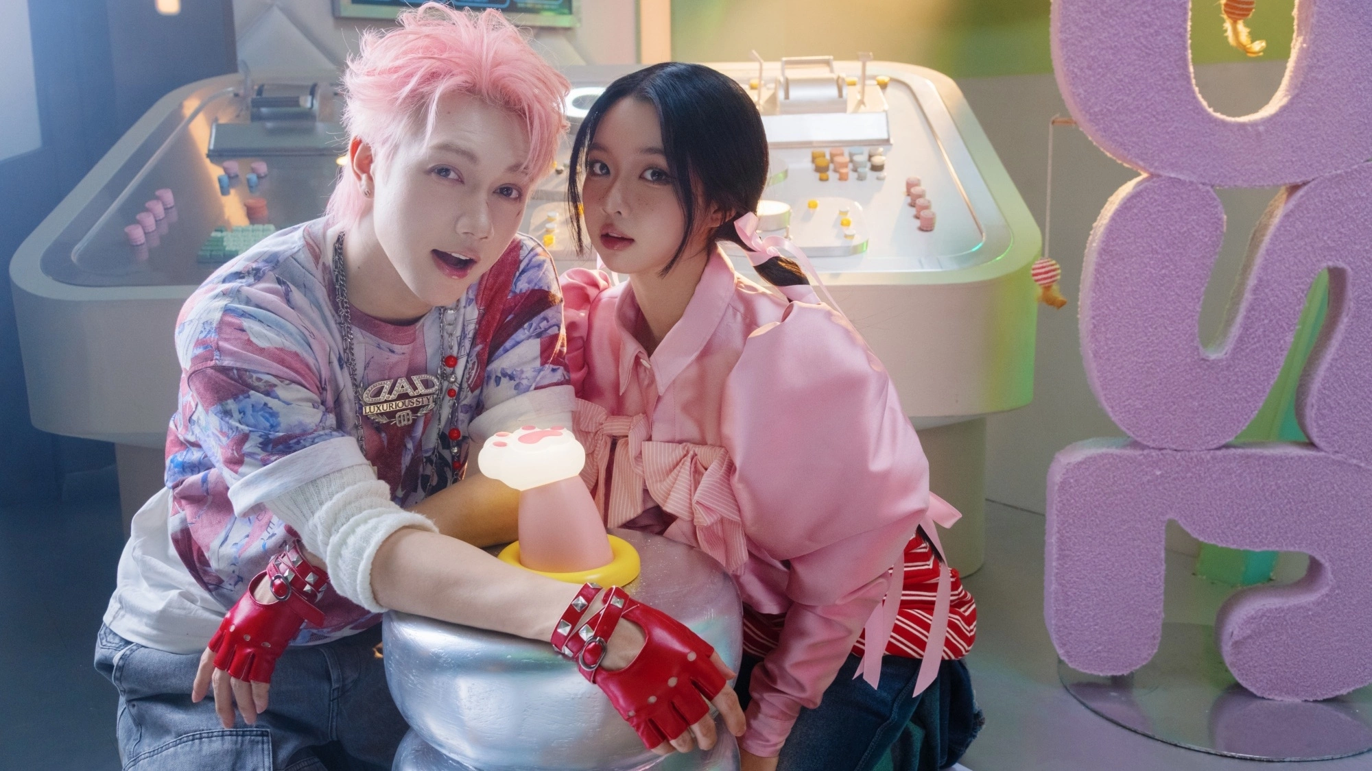 JSol sau chương trình Anh trai say hi: Thăng hoa với sản phẩm mới MV "Dán mắt" của Jsol với sự tham gia diễn xuất của dàn "Anh trai say hi" gồm Erik, Nicky, Vũ Thịnh, Captain Boy, Thái Ngân. Video: Nhân vật cung cấp