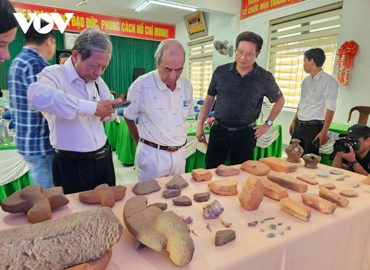 Khai quật Tháp đôi Liễu Cốc, hé lộ dấu tích kiến trúc Champa đặc biệt Qua hai đợt khai quật, các nhà nghiên cứu đã thu được hơn 9.300 tiêu bản hiện vật, gồm vật liệu kiến trúc, mảnh bia, gốm men, đất nung và một số mảnh đồng.