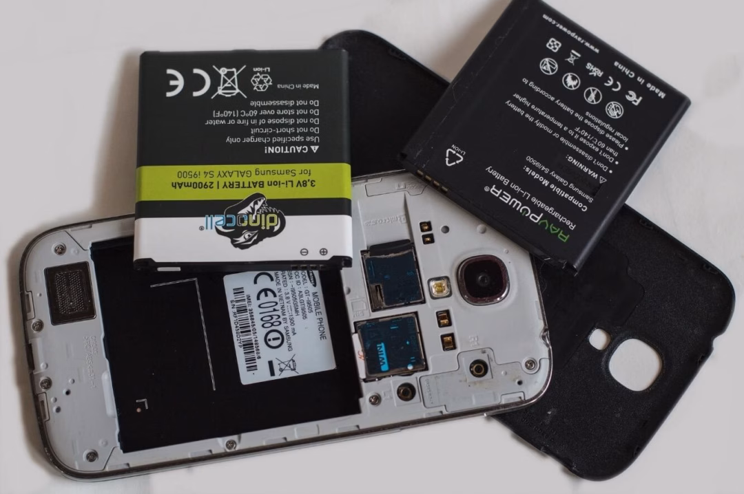 Lý do smartphone không còn trang bị pin rời Nhờ công nghệ pin mới, smartphone màn hình gập dùng mỏng chẳng kém điện thoại bình thường như dung lượng lại đến 6.000 mAh.