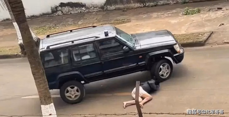Cách đây không lâu, vào tháng 2, Trung Quốc cũng xôn xao vụ diễn viên đóng thế suýt bị xe cán qua đầu trên phim trường Tẩy trắng bấm máy từ năm 2024 - Ảnh: SOHU