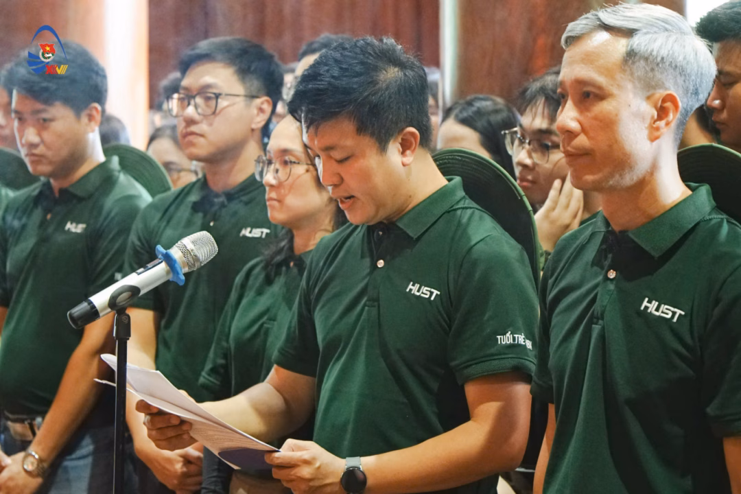 Sinh viên Bách khoa Hà Nội gắn kết và tỏa sáng trong Trại hè Tuổi trẻ 2025 TS. Trương Công Tuấn, Bí thư Đoàn TN Đại học Bách khoa Hà Nội, cùng các đoàn viên Bách khoa Hà Nội báo công tại quê Bác