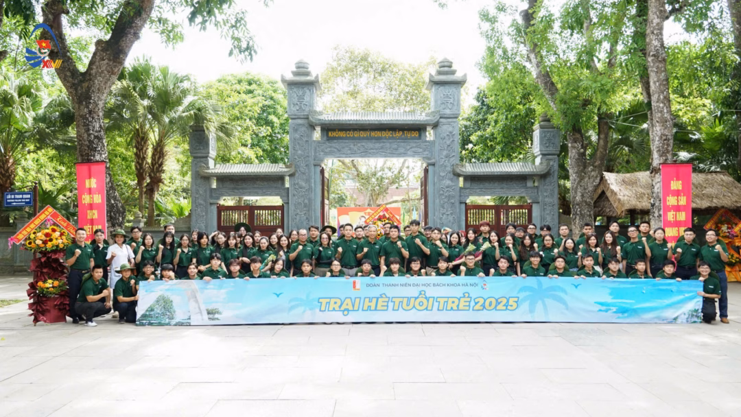 Sinh viên Bách khoa Hà Nội gắn kết và tỏa sáng trong Trại hè Tuổi trẻ 2025 Phần thi của Team 2 với chủ đề Vô cảm trong thời đại số”
