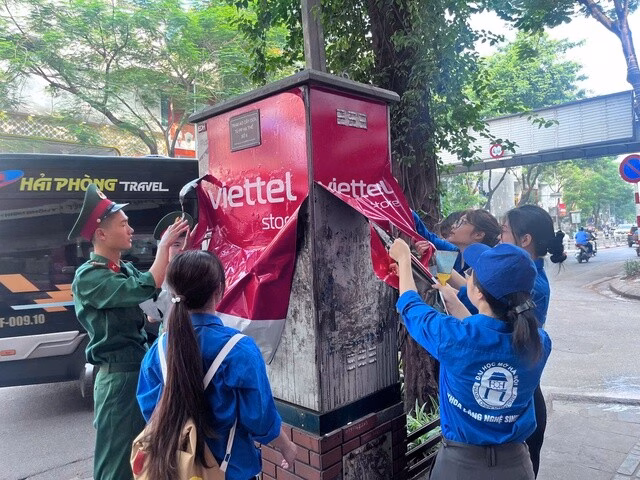Thanh niên Hà Nội tiên phong lan tỏa lối sống xanh Sự tham gia chung tay phong trào thi đua "Sáng- Xanh- Sạch- Đẹp" của người dân. Ảnh: VGP/Minh Thư