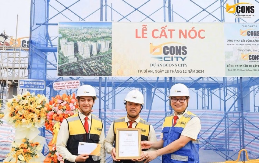 Ban lãnh đạo Tập đoàn Bcons trao bằng khen cho ban chỉ huy dự án Bcons City