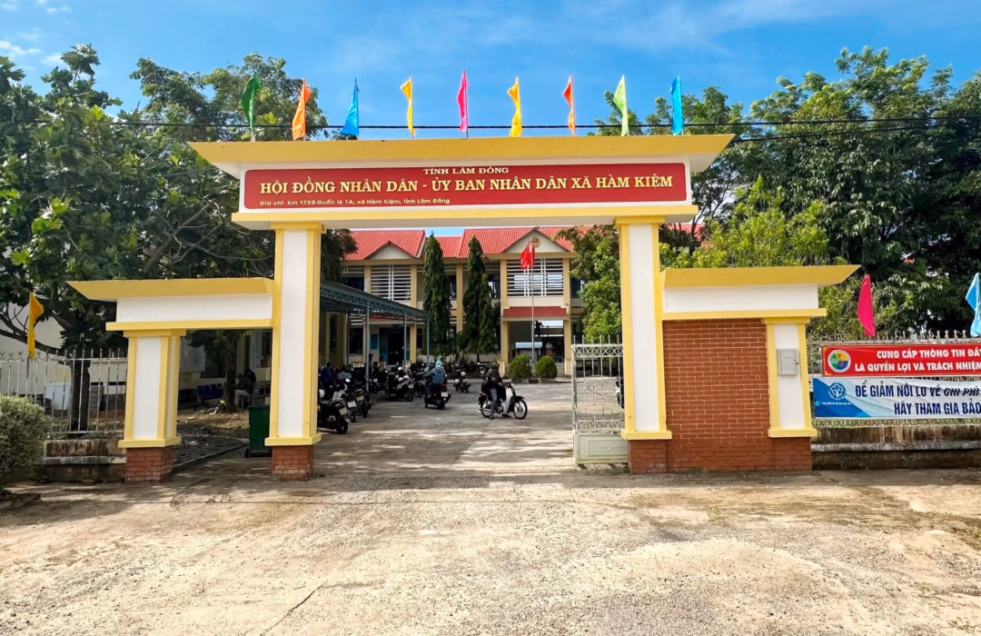 Tổ ứng cứu hỗ trợ giải quyết thủ tục hành chính trực tuyến cho người dân Trụ sở UBND xã Hàm Kiệm