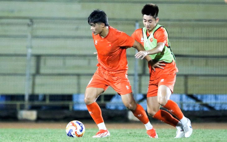 U23 Việt Nam ra quân gặp U23 Lào, HLV Kim Sang Sik công bố đội hình xuất phát Văn Khang, Viktor Lê đá chính trận U23 Việt Nam đấu Lào - Ảnh 3.