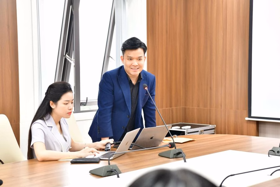 Báo Kiểm toán khai mạc lớp đào tạo kỹ năng MC dẫn tọa đàm truyền hình Đại diện Công ty Laika, MC Kim Nguyên Bảo phát biểu khai mạc lớp đào tạo
