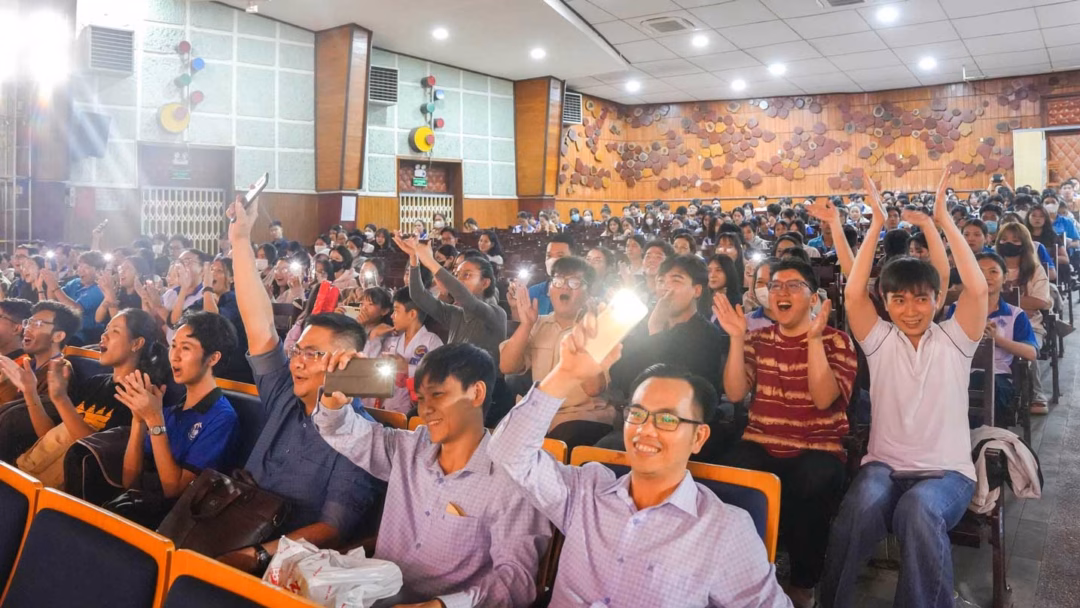 Đông đảo sinh viên, đoàn viên, người lao động đến cổ vũ tại cuộc thi. Ảnh: Đại học Cần Thơ