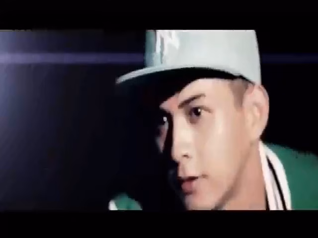 Hồ Quang Hiếu hạnh phúc khi ở nhà chăm con MV Không cảm xúc của Hồ Quang Hiếu (2011).