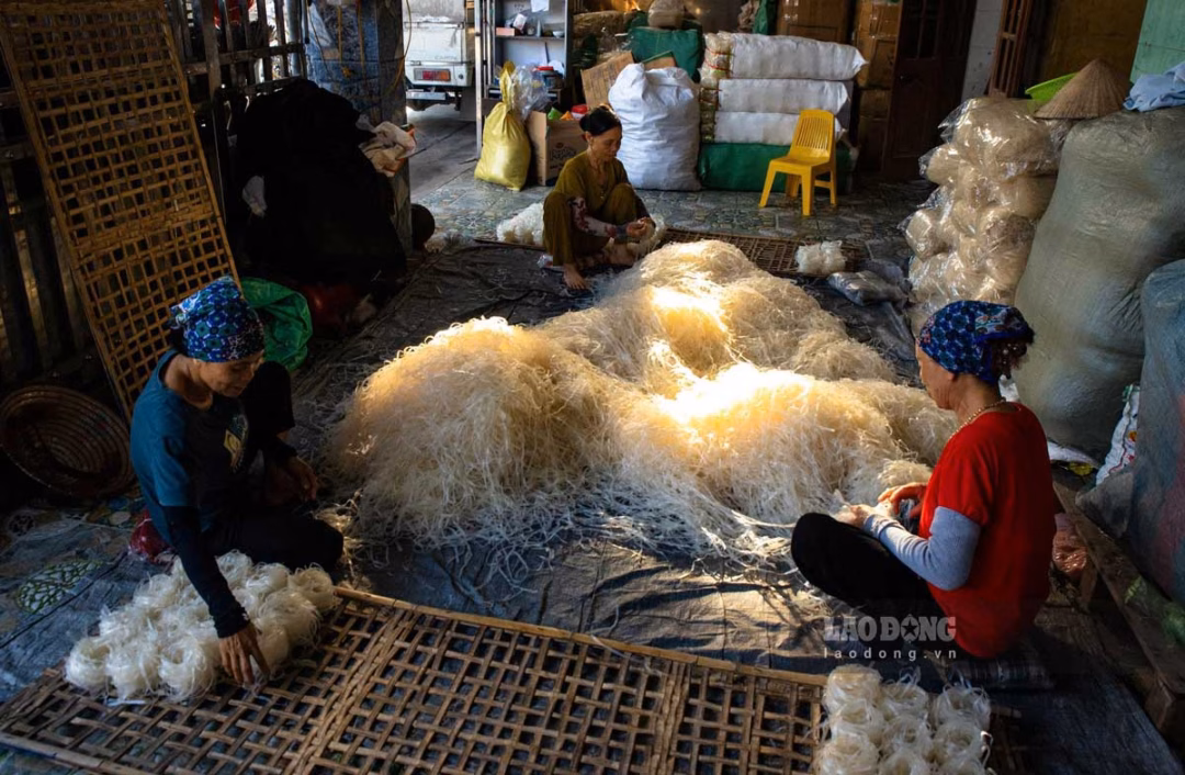 Làng bánh đa truyền thống giữa Thủ đô Công đoạn làm bánh đa đòi hỏi sự khéo léo, cẩn thận. Ảnh: Trọng Cung
