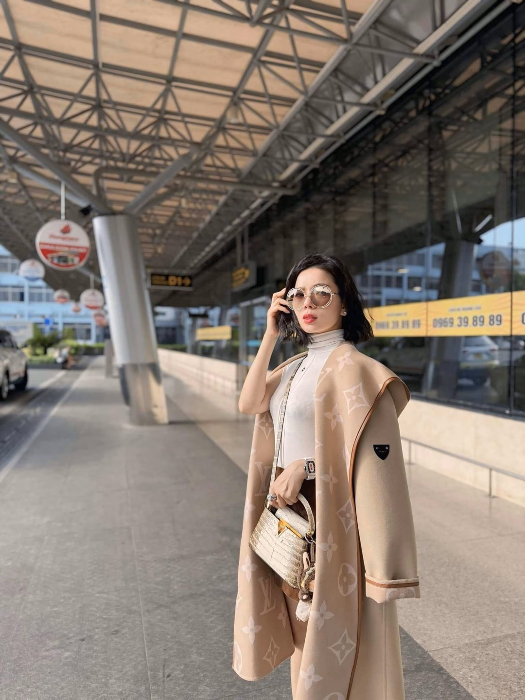 Trong đời thường, nữ ca sĩ thường xuyên trưng dụng chiếc túi xách làm từ da cá sấu trắng hiếm có để phối với nhiều phong cách khác nhau từ sang chảnh, thời thượng,...