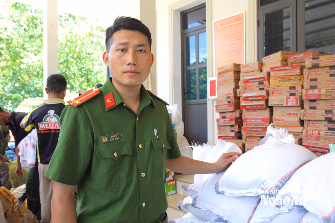 Nghệ An: Đồng bào chung tay vượt qua khó khăn sau lũ lịch sử Trung úy Và Bá Vì hỗ trợ bà con phân phối hàng cứu trợ. Ảnh: Ngân Hạnh