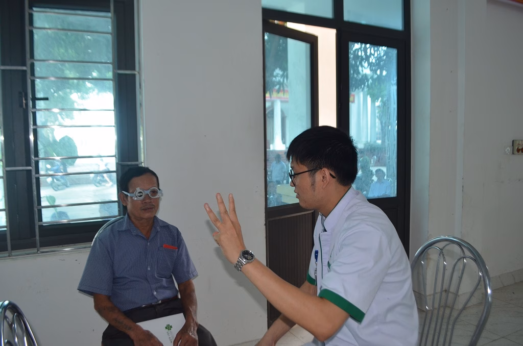 Nghệ An: Tặng quà, khám mắt miễn phí cho gia đình chính sách