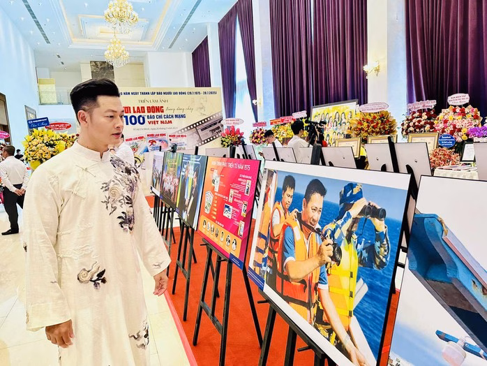 Nghệ sĩ聚集 mừng 50 năm thành lập Báo Người Lao Động Ca sĩ Đức Tuấn xem triển lãm tại chương trình chào mừng 50 năm thành lập Báo Người Lao Động