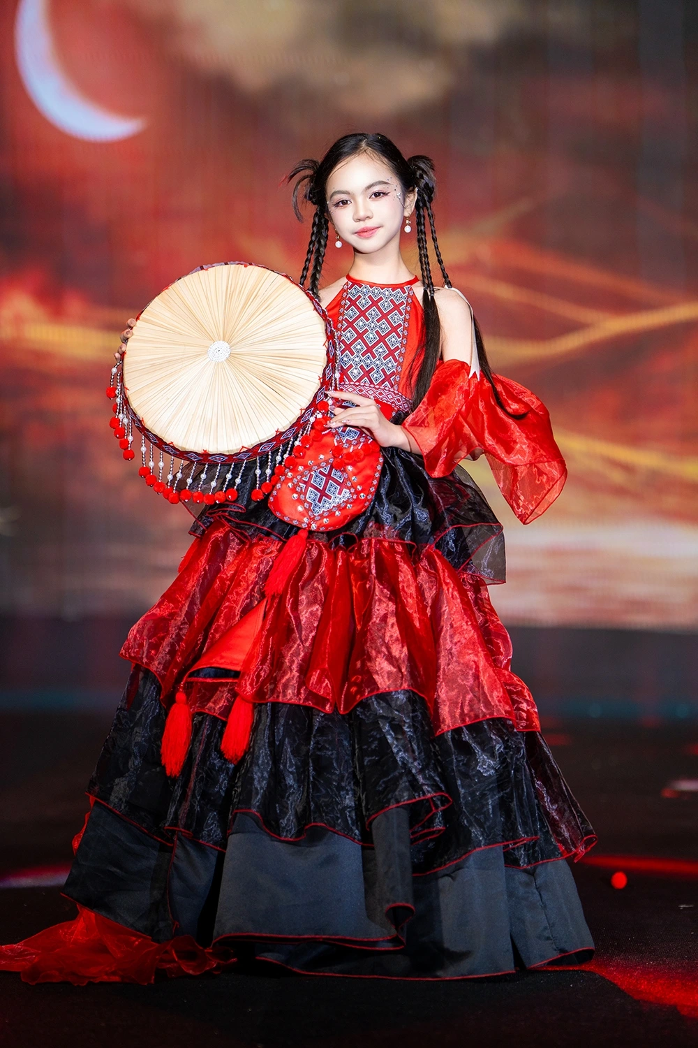 Tái hiện di sản văn hóa Tây Bắc với chương trình Vietnam Iconic Runway – Em Tây Bắc 2 di sản tây bắc thổ cẩm, khèn môi, váy xòe rực rỡ trên sàn catwalk hình ảnh 7