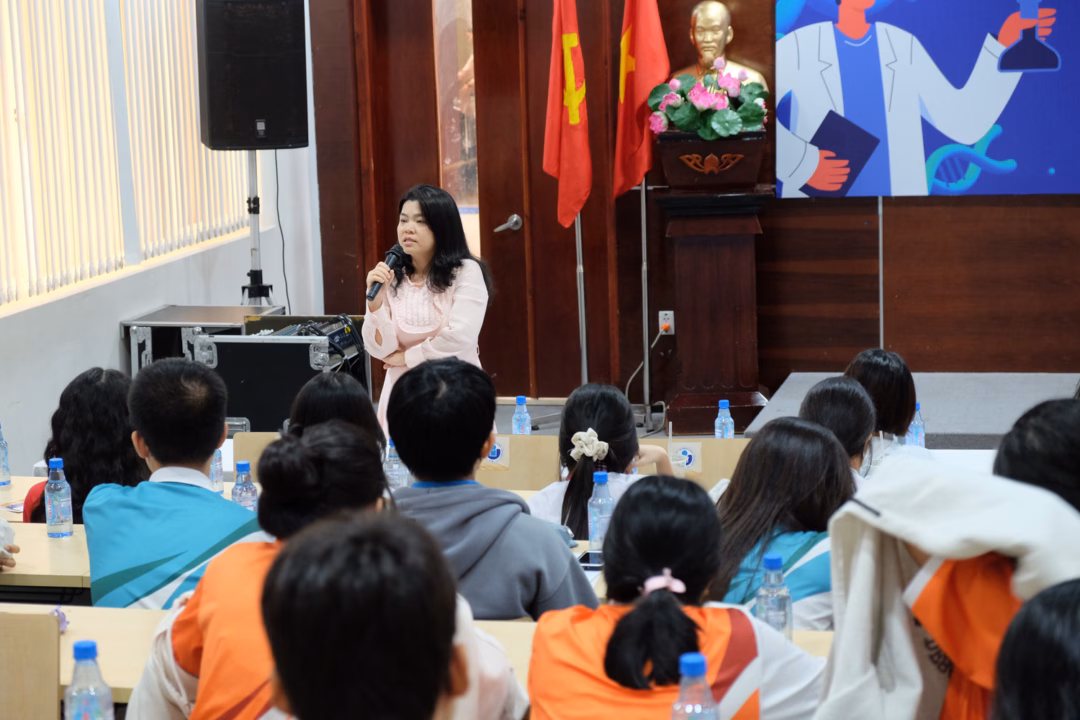Tìm hạnh phúc trong công việc: Đam mê và cống hiến hơn là danh tiếng và tiền lương PGS.TS Nguyễn Thị Hiệp khuyên học sinh, hãy "lắng nghe tiếng gọi của trái tim" và theo đuổi đam mê bằng sự kiên trì, nỗ lực. Ảnh: Mạnh Tùng.