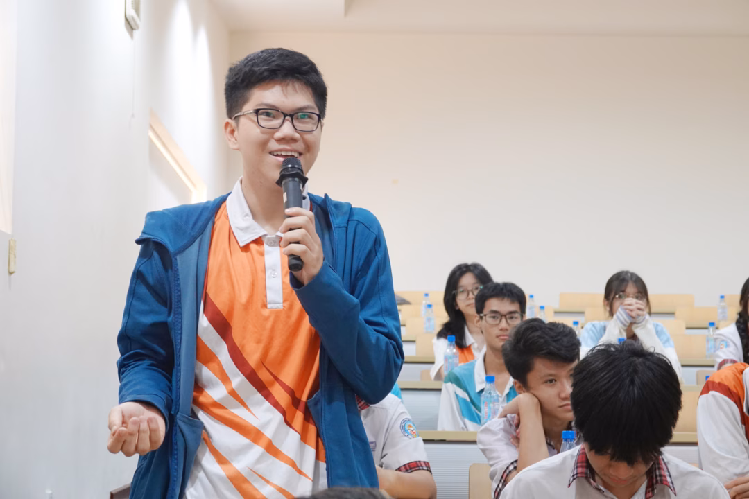 Tìm hạnh phúc trong công việc: Đam mê và cống hiến hơn là danh tiếng và tiền lương Học sinh trao đổi cùng diễn giả. Ảnh: Mạnh Tùng.
