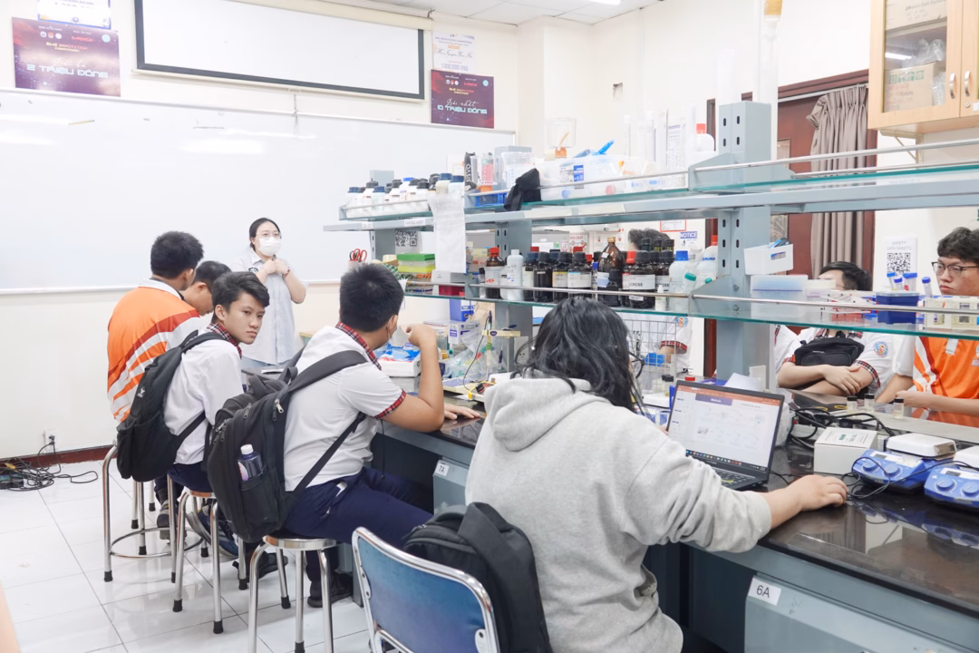 Tìm hạnh phúc trong công việc: Đam mê và cống hiến hơn là danh tiếng và tiền lương Học sinh trải nghiệm cơ sở vật chất học tập, phòng thí nghiệm của Trường Đại học Quốc tế. Ảnh: Bùi Diễn