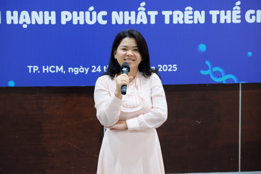 Tìm hạnh phúc trong công việc: Đam mê và cống hiến hơn là danh tiếng và tiền lương Buổi nói chuyện có sự tham gia của hơn 100 học sinh THPT. Ảnh: Bùi Diễn
