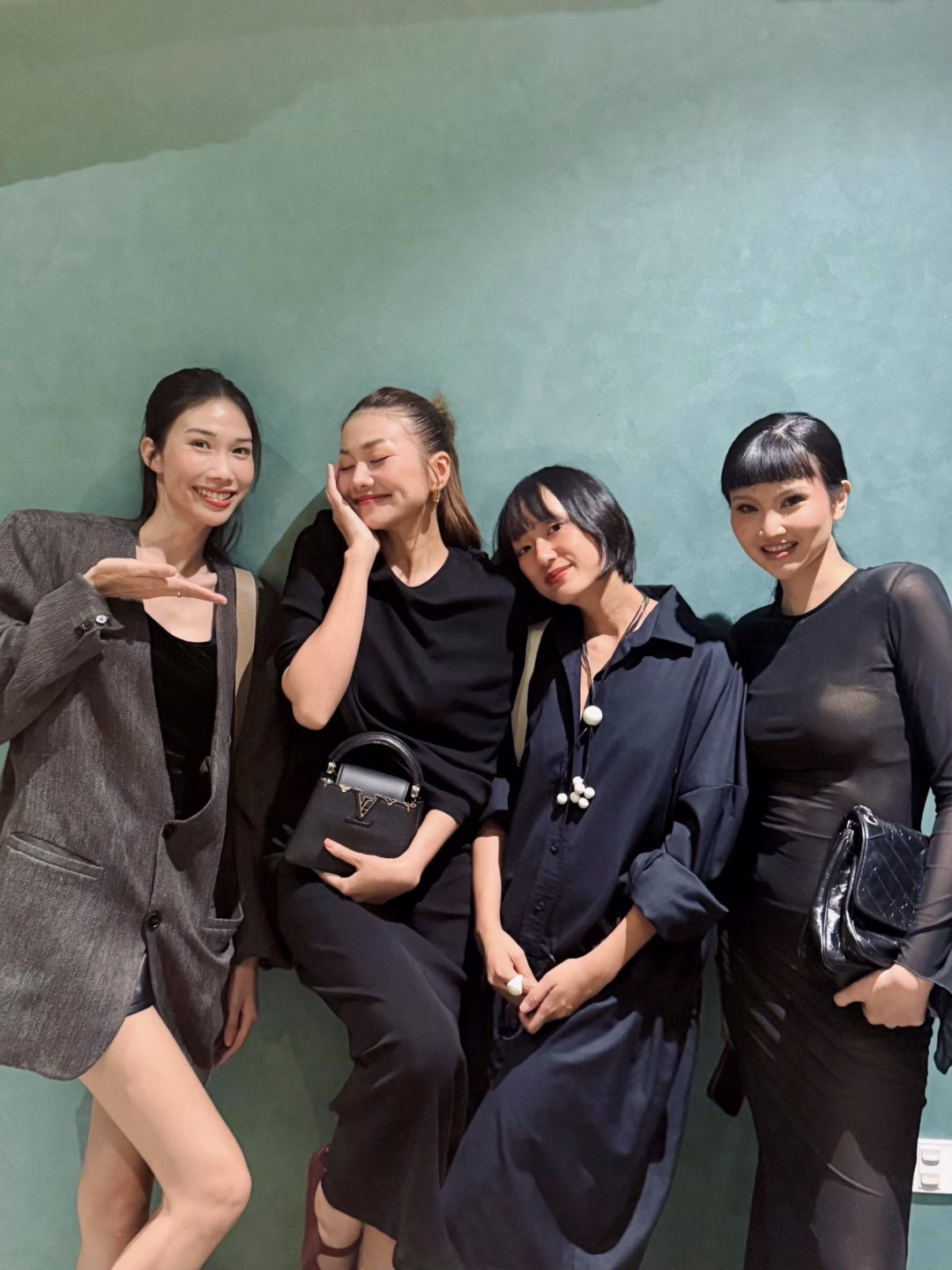 Tóc Tiên phản ứng với tin đồn ly thân, tình trạng Ngọc Huyền và Tú Liên hiện tại Siêu mẫu Thanh Hằng chụp ảnh cùng các học trò.
