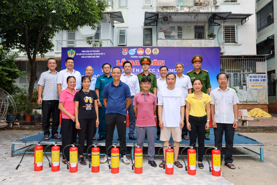 TPHCM: Nâng cao kiến thức phòng cháy chữa cháy cho người dân Những bình chữa cháy được trao đó góp phần mang đến những sự an toàn đến với từng hộ gia đình