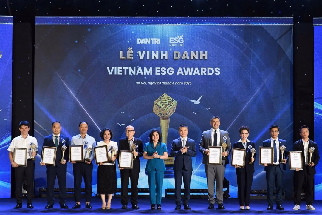 Các đơn vị được vinh danh danh vị thực thi ESG toàn diện (Ảnh: Mạnh Quân).