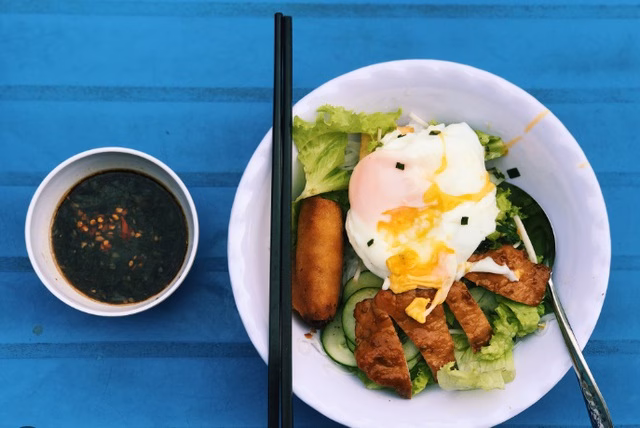 "Ở Đà Nẵng ai cũng khen hải sản ngon nhưng tôi lại thấy ở đây có món bún xì dầu ngon nhất thiên hạ, vô cùng rẻ tiền. Tôi có nghe kể rằng tụi con nít buổi chiều đi học về đói bụng, người phụ nữ tần tảo ở Đà Nẵng bèn chạy thật nhanh ra chợ mua ngay cân bún, về nhà lấy xì dầu, thêm chút hành khô trộn vào. Thành ra, bún xì dầu lại là món ngon đệ nhất ở đây đối với đại đa số người lao động khó khăn". Ông Tiến từng nói về những món ăn giản dị.