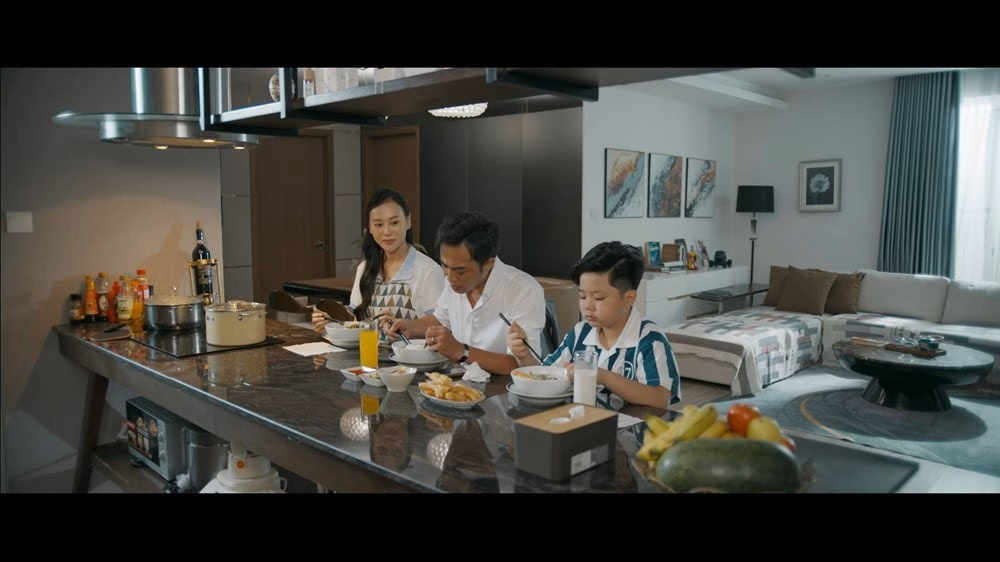 Gió Ngang Khoảng Trời Xanh lên sóng VTV3 với dàn diễn viên ấn tượng Phương Oanh đánh dấu sự trở lại sau bốn năm vắng bóng bằng vai diễn nặng ký Mỹ Anh, sánh đôi cùng Doãn Quốc Đam.
