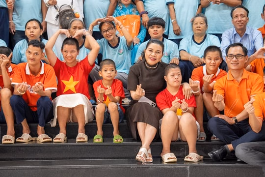 Johnathan Hạnh Nguyễn tặng 1 tỷ đồng học bổng cho học sinh nghèo ở Khánh Hòa Quỹ Khởi sự từ tâm lan tỏa yêu thương mùa Vu Lan