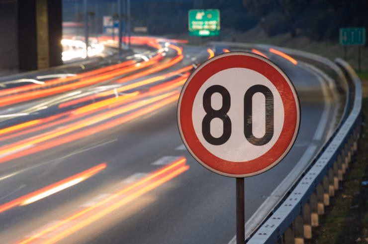 Việc duy trì tốc độ ổn định trong khoảng từ 70–80 km/h là mức tối ưu nhiên liệu cho xe cũ. Ảnh: Morrisbart