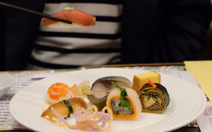 Nhờ tình yêu với chồng, góa phụ thành nữ đầu bếp sushi đầu tiên giành ngôi sao Michelin - Ảnh 4.