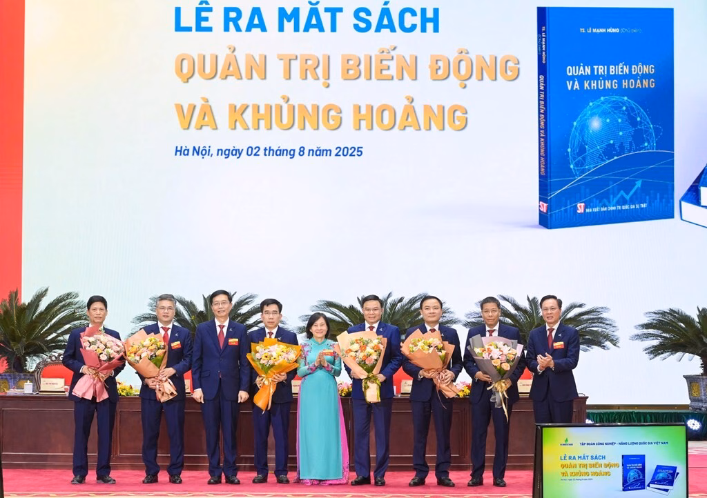 Quản trị biến động: ‘Vũ khí’ giúp doanh nghiệp vượt khủng hoảng TS. Lê Mạnh Hùng ký tặng sách “Quản trị biến động và khủng hoảng” cho các đại biểu. Ảnh: A.N/Bnews/vnanet.vn