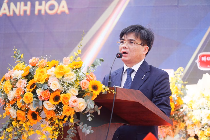 Tiến sĩ Phan Phiến - hiệu trưởng Trường đại học Khánh Hòa - phát biểu tại lễ kỷ niệm - ẢNh: TRẦN HOÀI