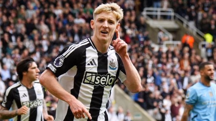 Anthony Gordon trong m&agrave;u &aacute;o Arsenal