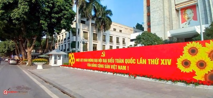 Băng r&ocirc;n v&agrave; khẩu hiệu tại trường học Gia L&acirc;m