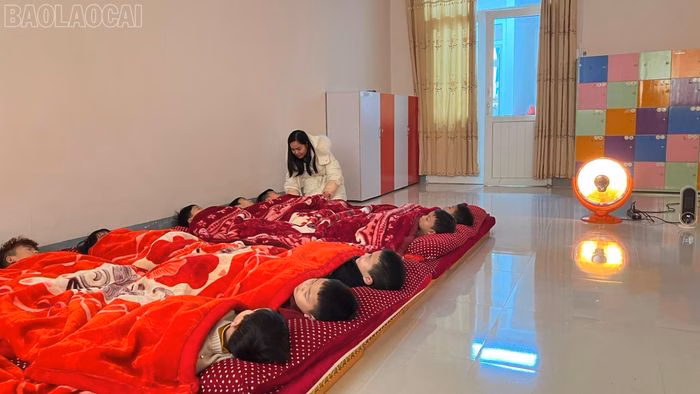 Chăn ấm v&agrave; quạt sưởi trong ph&ograve;ng nghỉ của trường