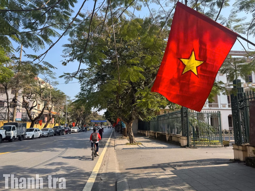 Cờ đỏ sao v&agrave;ng phấp phới tr&ecirc;n c&aacute;c tuyến phố Quang Trung, Trường Chinh, Mạc Thị Bưởi, Ninh B&igrave;nh